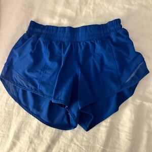 Lululemon hot hotty short 2.5” in size 6